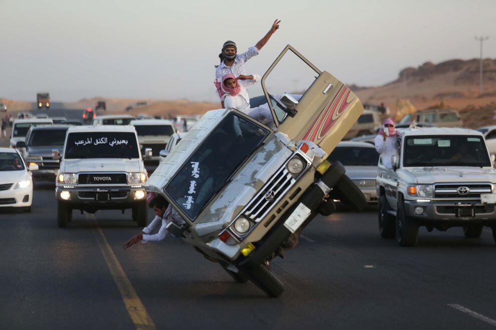 ini &quot;&quot;Sidewalk Skiing&quot; , Olahraga Pemuda Arab Saudi Jaman Sekarang 