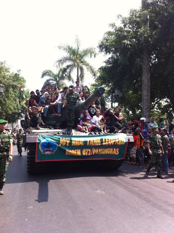 (Bukan berita pencitraan) Dekat dengan rakyat, TNI AD Pamer Peralatan Tempur di Monas