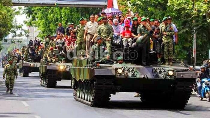 (Bukan berita pencitraan) Dekat dengan rakyat, TNI AD Pamer Peralatan Tempur di Monas