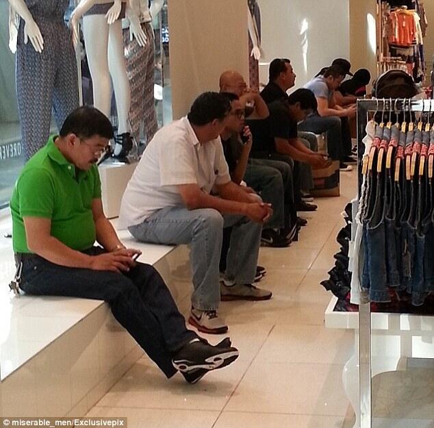 Foto Mengharukan Kaum Pria yang Menunggu Pasangannya Belanja