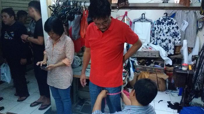 &#91;Toss Beer Gan&#93;Blusukan di Pasar Santa, Djarot Cetak Foto, Ukur Baju, dan Beli Buku
