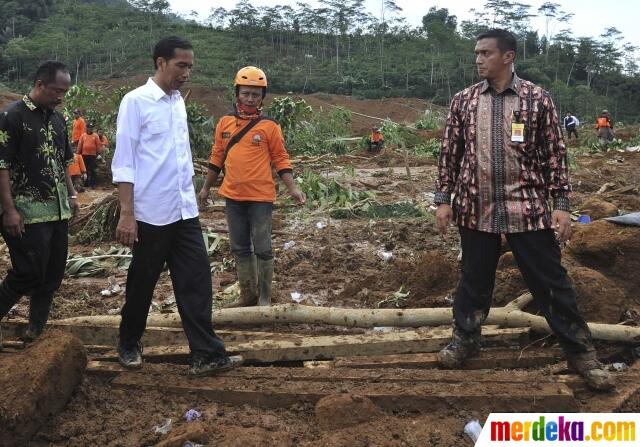 FOTO: Ekspresi Sedih Jokowi Saat Tinjau Tanah Longsor Banjarnegara