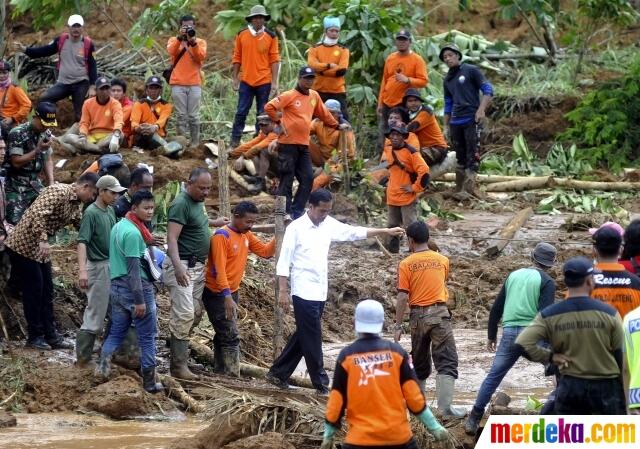 FOTO: Ekspresi Sedih Jokowi Saat Tinjau Tanah Longsor Banjarnegara