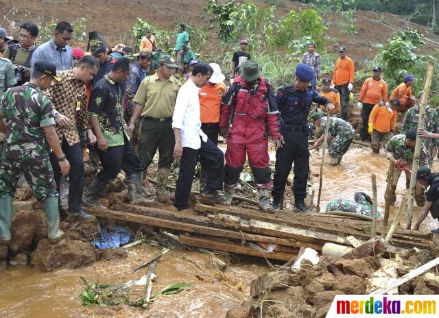 FOTO: Ekspresi Sedih Jokowi Saat Tinjau Tanah Longsor Banjarnegara