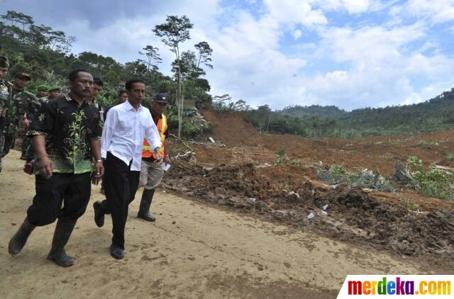 FOTO: Ekspresi Sedih Jokowi Saat Tinjau Tanah Longsor Banjarnegara