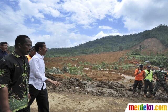 FOTO: Ekspresi Sedih Jokowi Saat Tinjau Tanah Longsor Banjarnegara