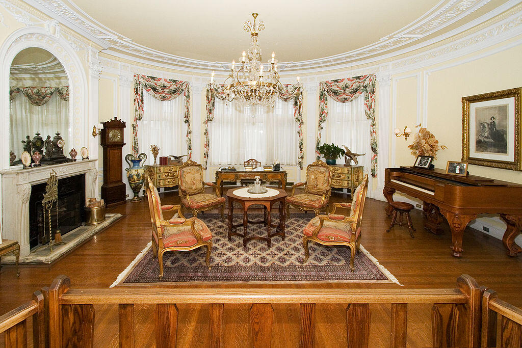 Kisah Cinta Kastil Casa Loma 