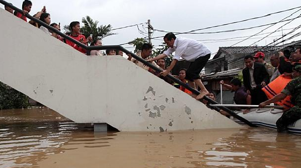 Jokowi Panjat Pos Menara Tertinggi di Pulau Sebatik