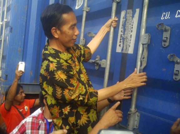 Jokowi Panjat Pos Menara Tertinggi di Pulau Sebatik