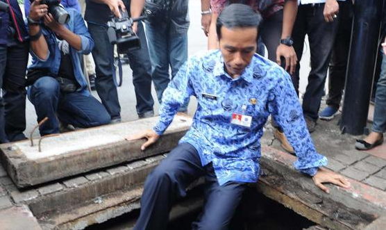 Jokowi Panjat Pos Menara Tertinggi di Pulau Sebatik