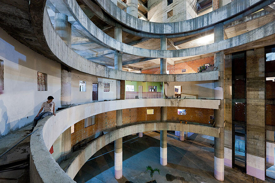 Bangunan Kantor Terbelngkalai Berubah Jadi Kampung Susun Terbesar di Venezuela 