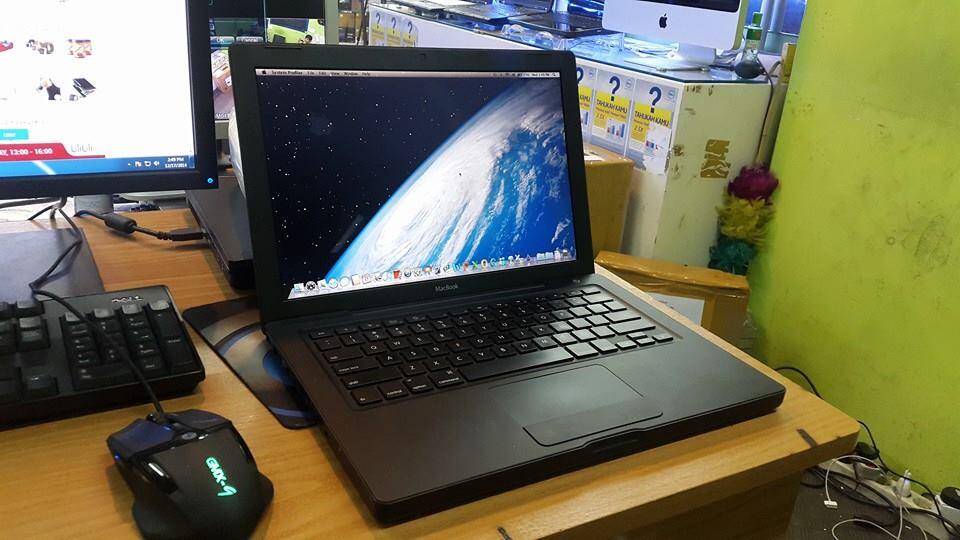 macbook black 13inc core2duo 2,4ghz MULUS SANGAT MURAH SAJA YU