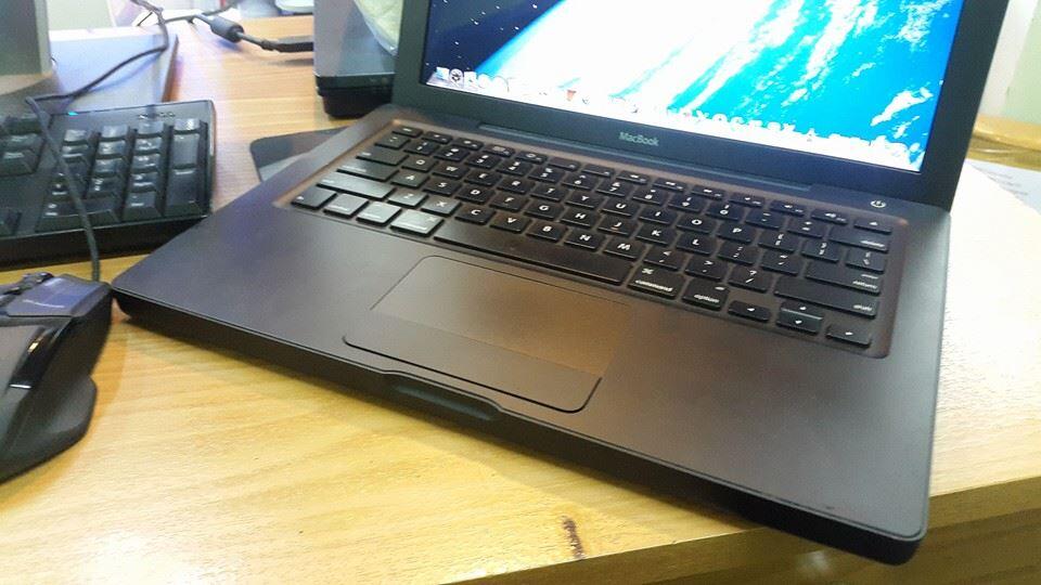macbook black 13inc core2duo 2,4ghz MULUS SANGAT MURAH SAJA YU