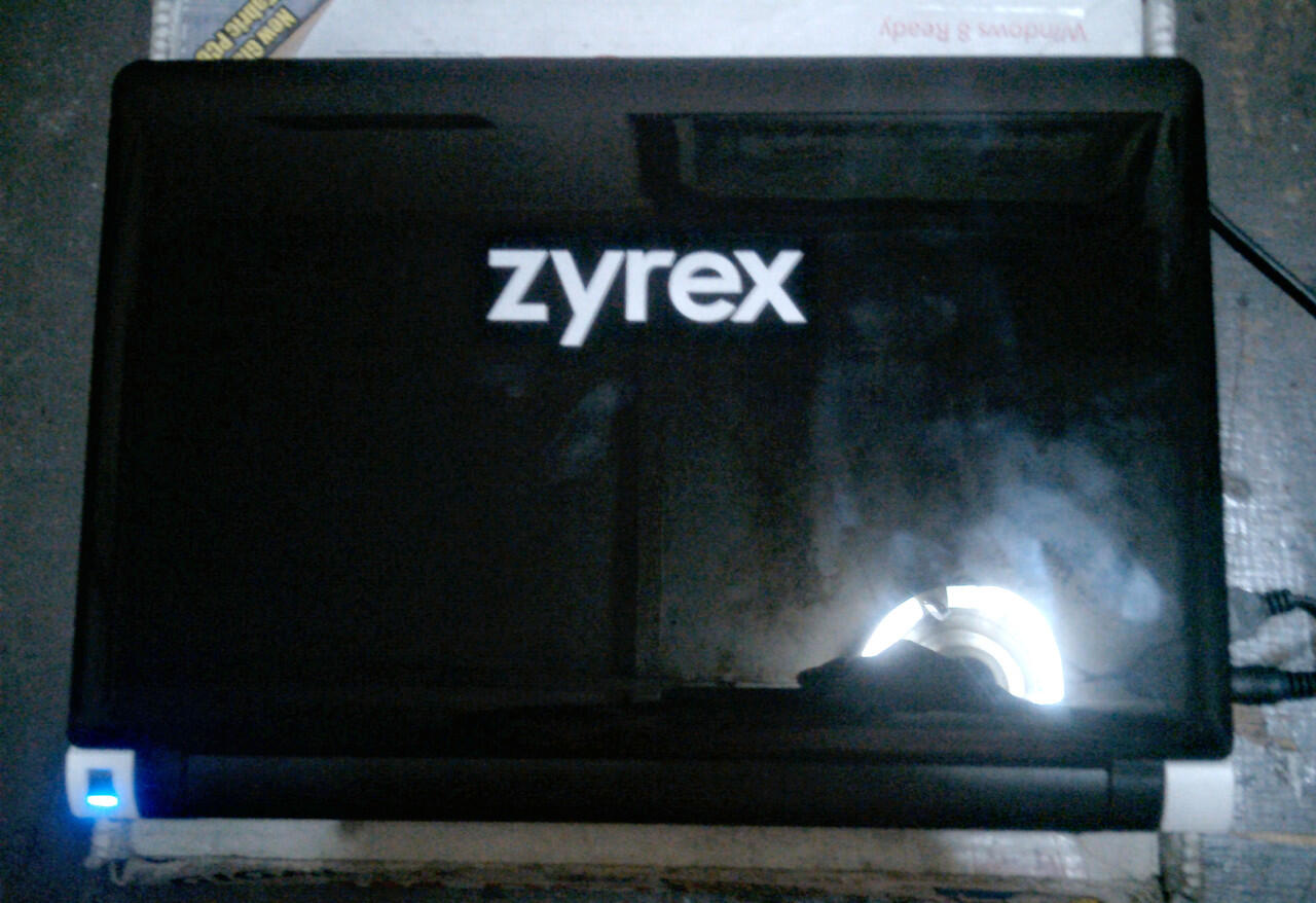 Netbook Zyrex SKY LW1221 Mulus Murmer