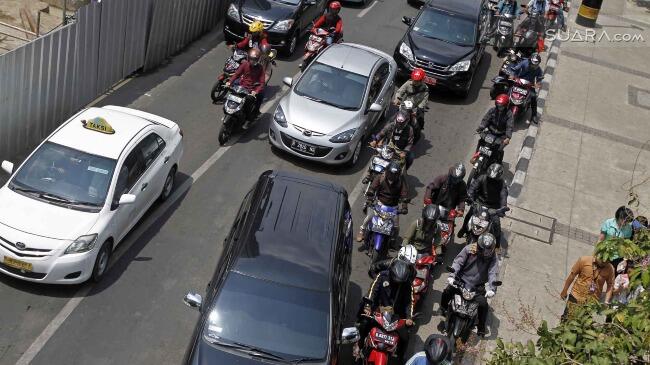 PENGENDARA MOTOR: HARUSNYA MOBIL PRIBADI YANG DIBATASI. BENER JUGA YA??