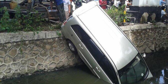 Gara-gara piring, Innova nyemplung kali Kelapa Gading