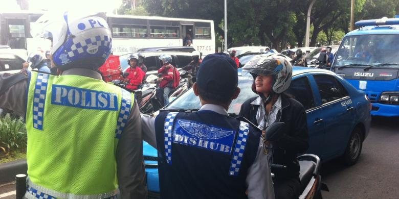 "Bapak Lihat Enggak Kalo Ini Pelat Merah?"