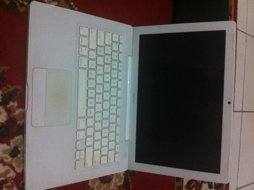 Jual Cepat Macbook White-Late 2009 Intel Core 2 Duo 2Ghz RAM 2Gb HD 120 Gb, mulus