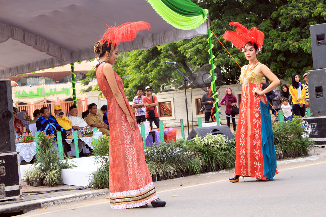 1st Banjar Fashion Carnaval - Festival Budaya Pasar Terapung 2014