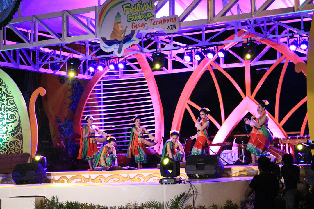 1st Banjar Fashion Carnaval - Festival Budaya Pasar Terapung 2014