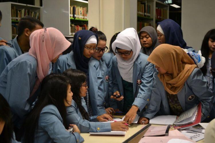 Alasan Kenapa Mahasiswa Jurusan Sastra Bisa Jadi Pacar yang Istimewa