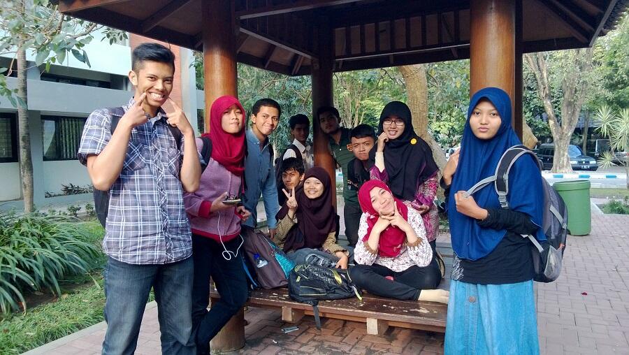 Alasan Kenapa Mahasiswa Jurusan Sastra Bisa Jadi Pacar yang Istimewa