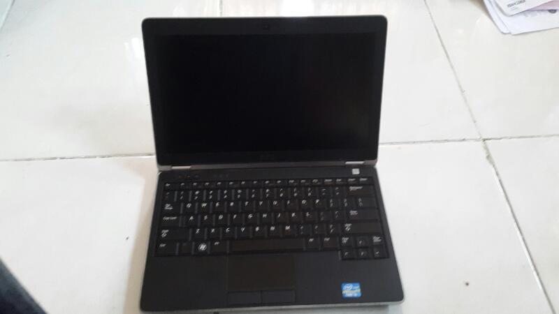 Laptop bisnis portabel Dell Latitude E6220
