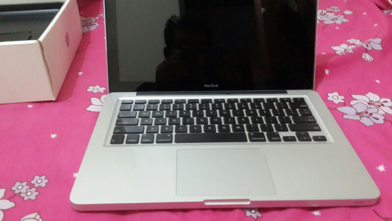 macbook unibody middle 2009 core2duo 2.0ghz ram 2gb hdd 320gb fullset like new