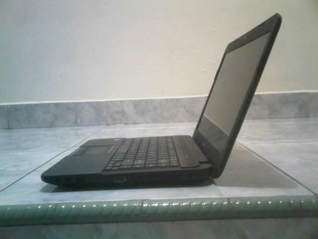 LAPTOP SLIM GAMING TOSHIBA SATELITE C800D RAM 2GB HDD320GB VGA AMD MULUS PALEMBANG