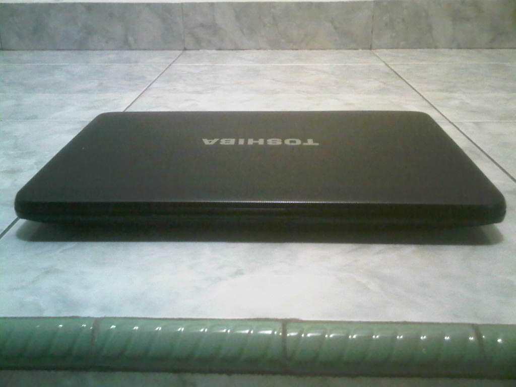 LAPTOP SLIM GAMING TOSHIBA SATELITE C800D RAM 2GB HDD320GB VGA AMD MULUS PALEMBANG