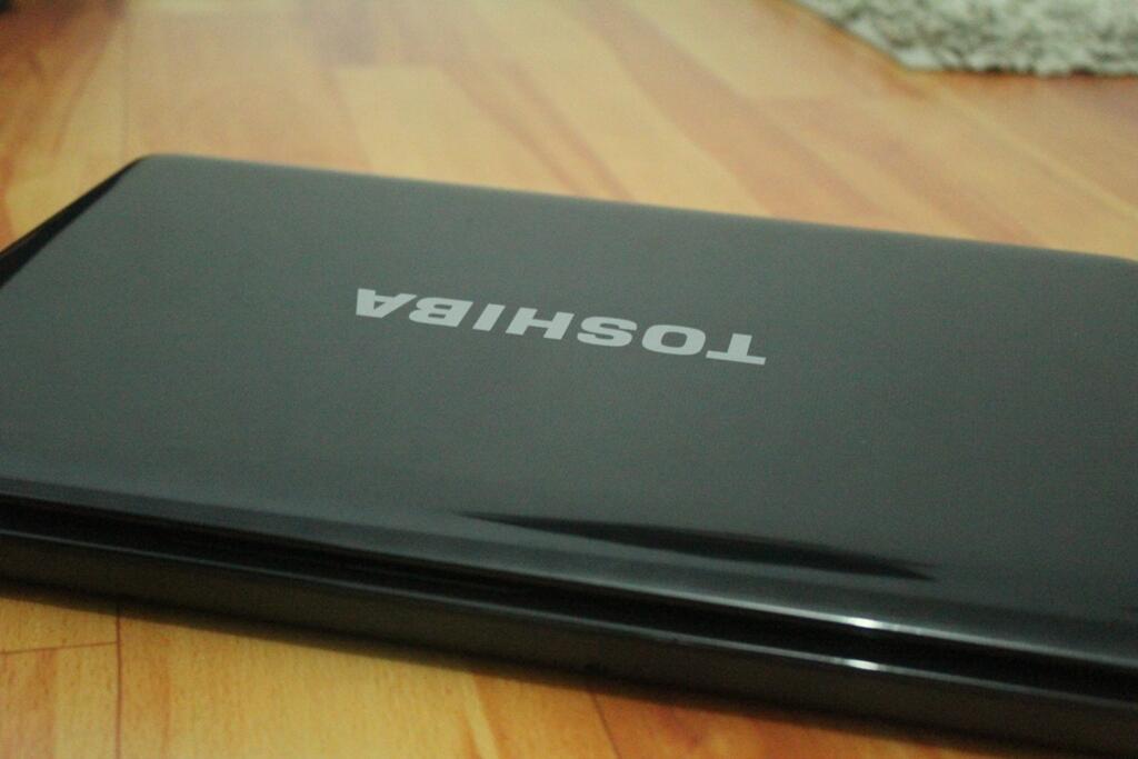 TOSHIBA i3--> 2.53GHz /Mulus/Black Glosy/ Tangan Pertama Lagi ^^ ( Satellite L740 )
