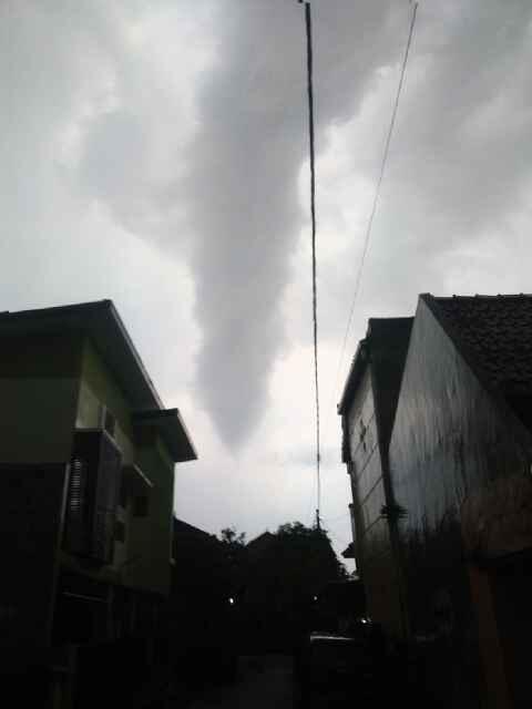 Foto dan Video Bencana Tornado di Bandung