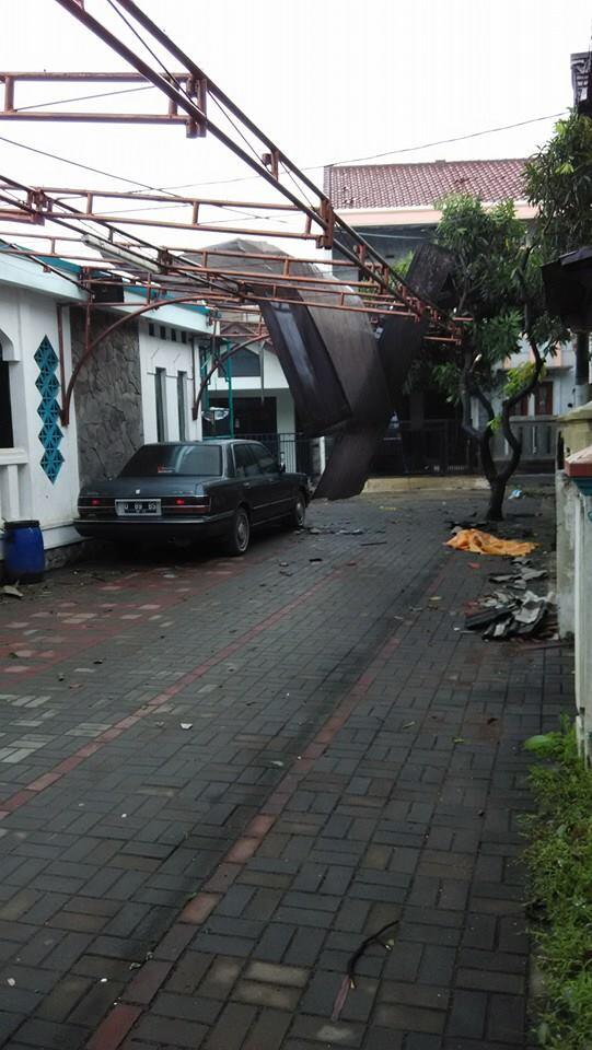 Foto dan Video Bencana Tornado di Bandung