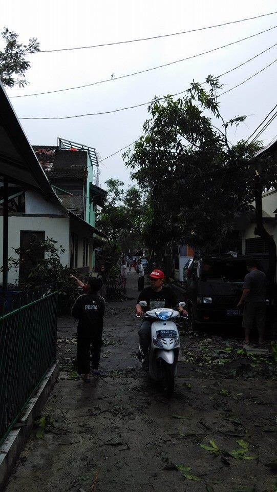 Foto dan Video Bencana Tornado di Bandung