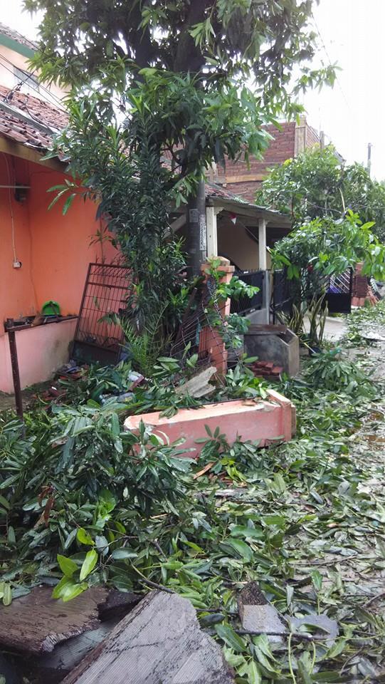 Foto dan Video Bencana Tornado di Bandung