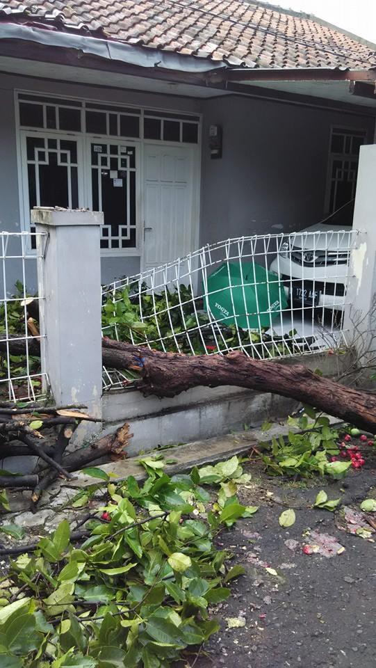 Foto dan Video Bencana Tornado di Bandung