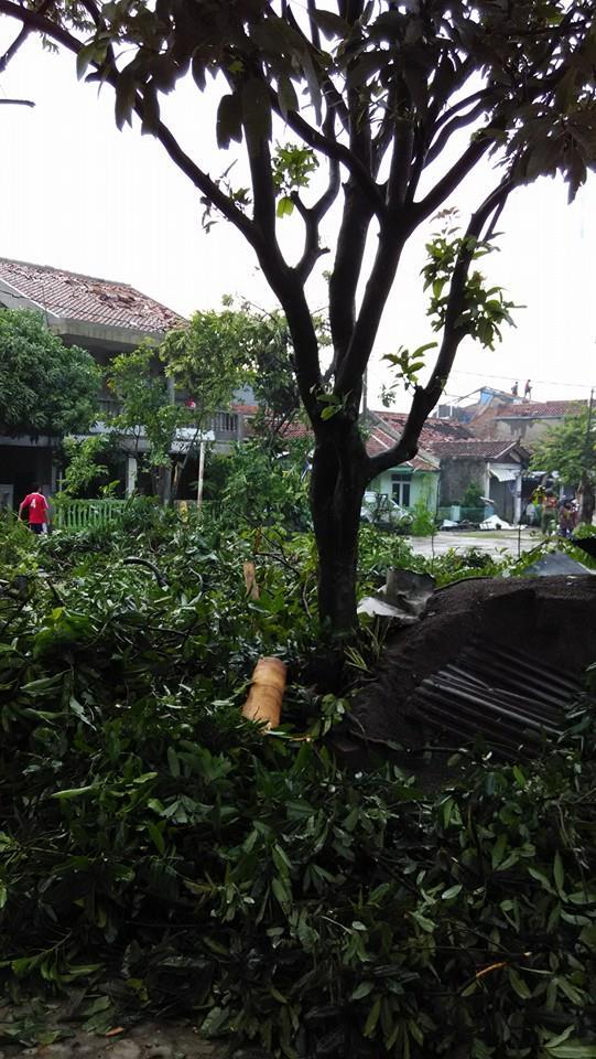 Foto dan Video Bencana Tornado di Bandung