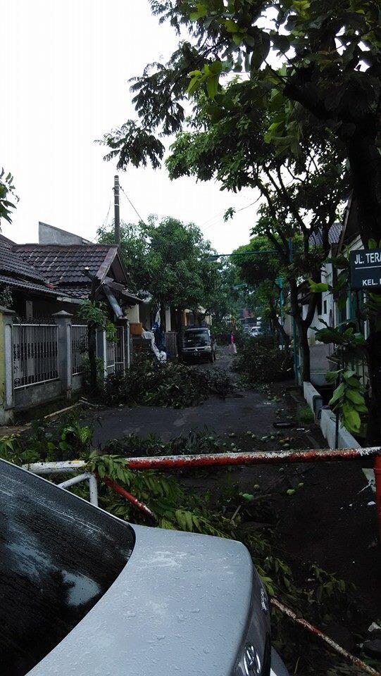 Foto dan Video Bencana Tornado di Bandung