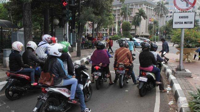 Ahok Pertimbangkan Sediakan Parkir Murah untuk Pesepeda Motor &#91;MASSUUPP GAN&#93;