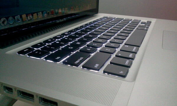 READY ..!! LAPTOP APPLE MACBOOK PRO CORE I7 LAYAR 15INCH MULUZZ
