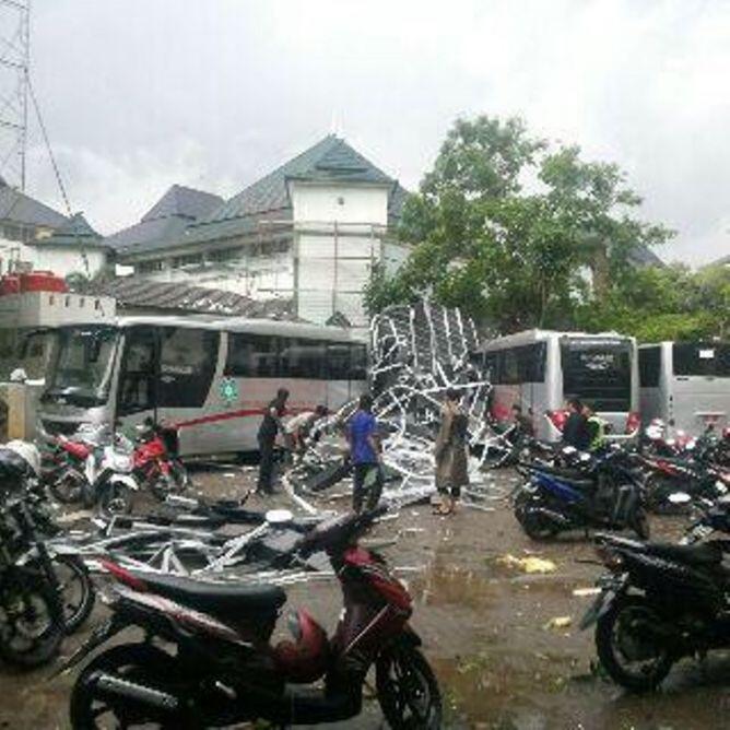 Bandung Diterjang Puting Beliung, 500 Rumah Rusak