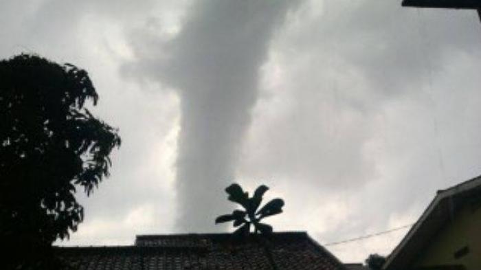Bandung Diterjang Puting Beliung, 500 Rumah Rusak