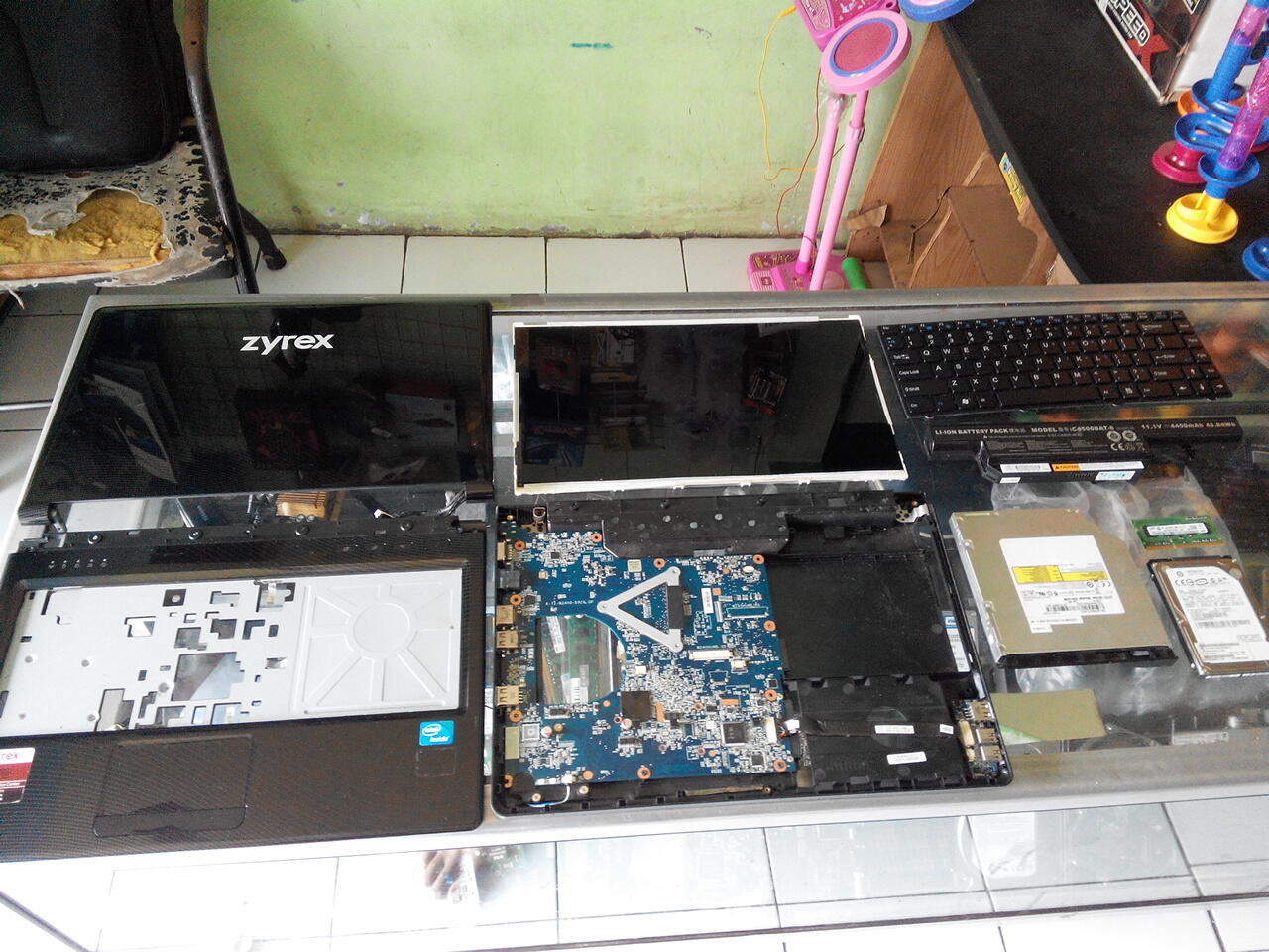 PRETELAN ZYREX LW4343 LED 14", RAM, HDD, DVD, PROCIE,
