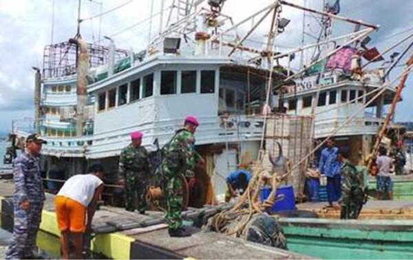 &#91;NEWS&#93; Bom! 2 Kapal Pencuri Ikan Ditenggelamkan di Teluk Ambon