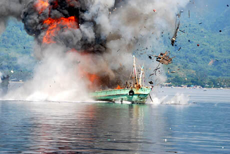 &#91;NEWS&#93; Bom! 2 Kapal Pencuri Ikan Ditenggelamkan di Teluk Ambon