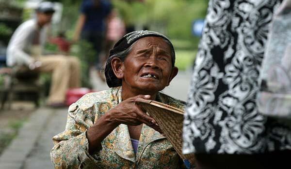 Demi Sesuap Nasi, Mereka Rela Mangkal Di Pinggir Jalan