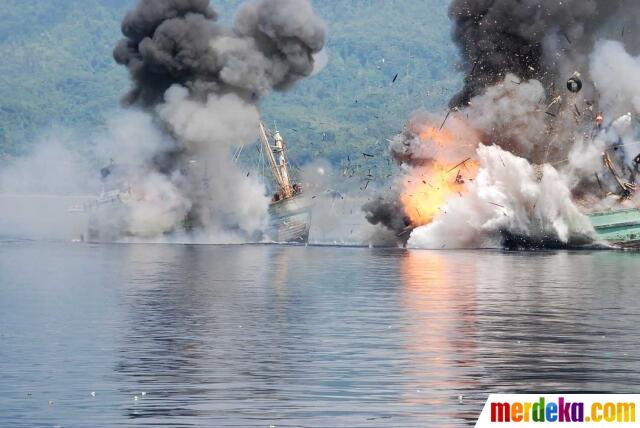 FOTO: Momen Penenggelaman Dua Kapal Papua Nugini di Perairan Ambon