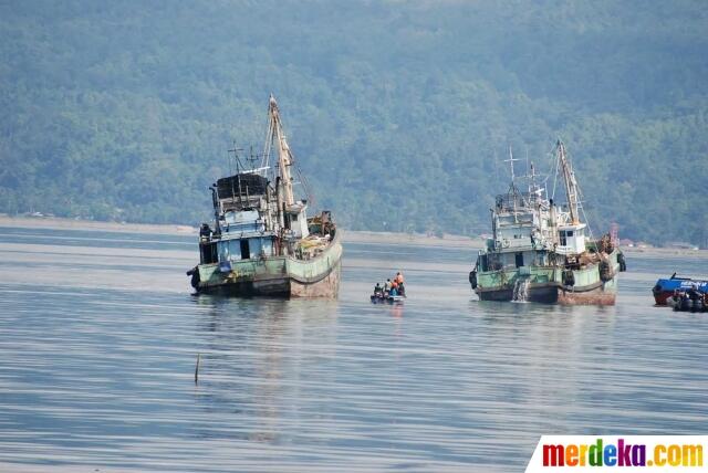 FOTO: Momen Penenggelaman Dua Kapal Papua Nugini di Perairan Ambon