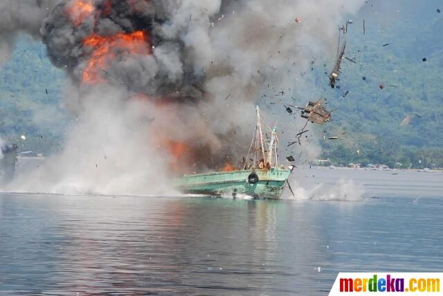 FOTO: Momen Penenggelaman Dua Kapal Papua Nugini di Perairan Ambon