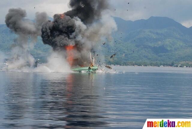FOTO: Momen Penenggelaman Dua Kapal Papua Nugini di Perairan Ambon